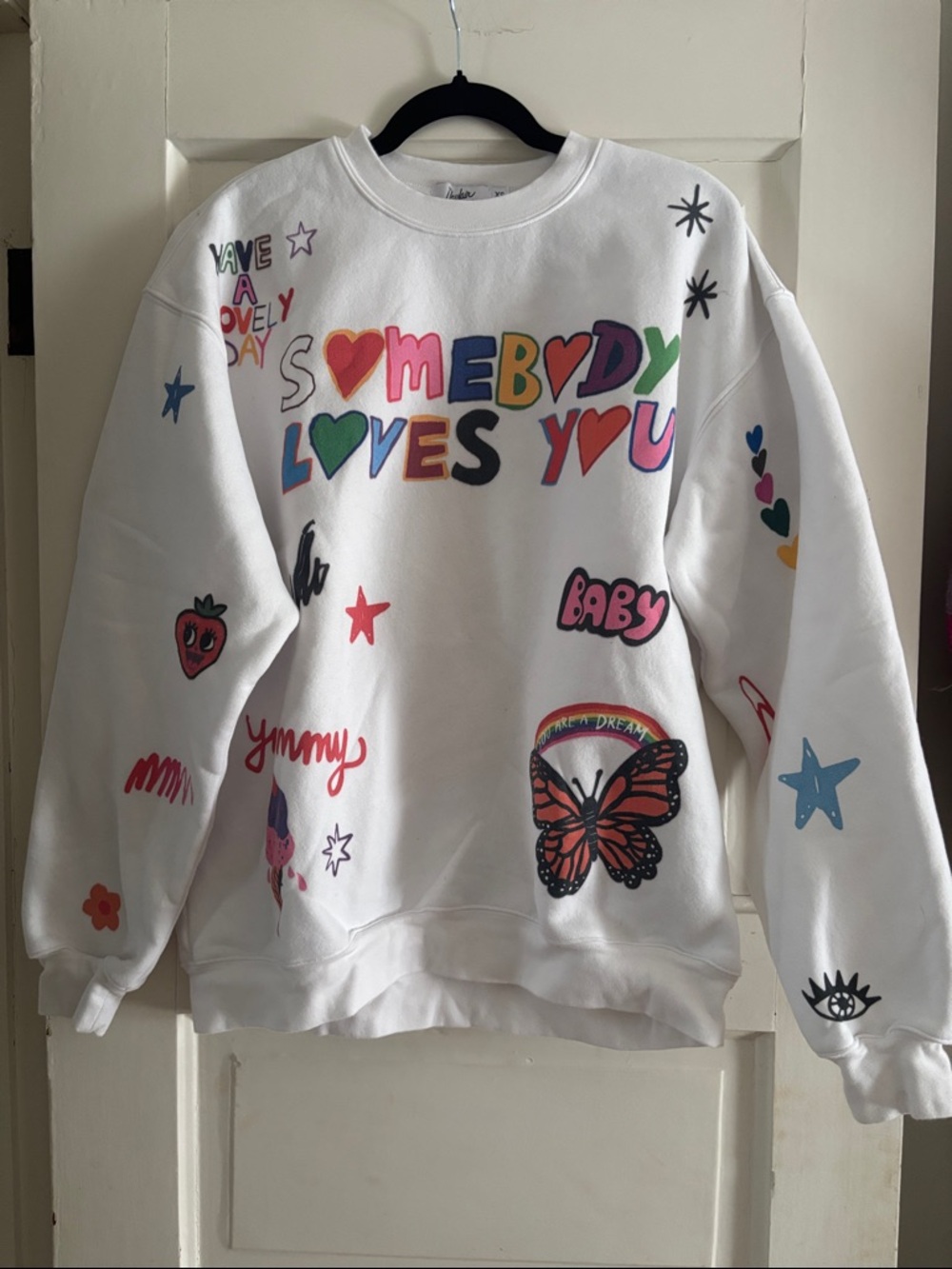 The Mayfair GroupGraphic Sweatshirt "Somebody Loves You" with Colorful Prints